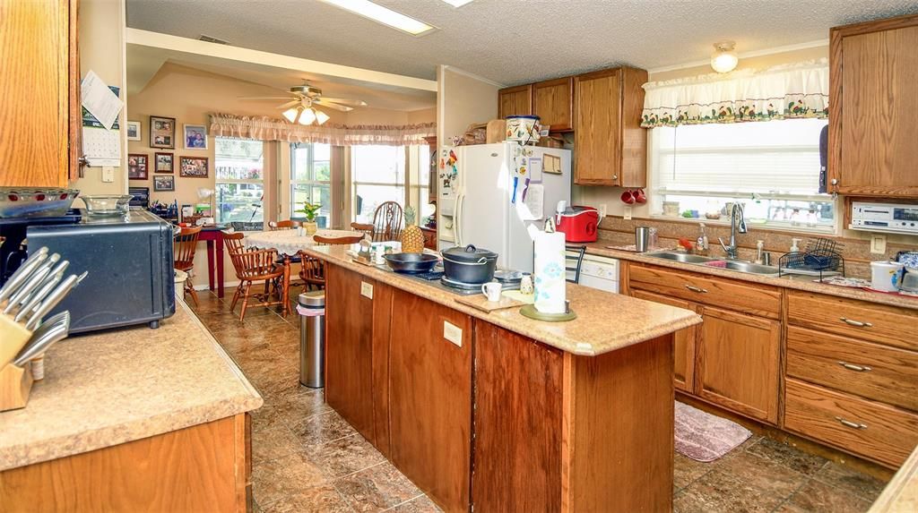 For Sale: $179,000 (2 beds, 2 baths, 1463 Square Feet)