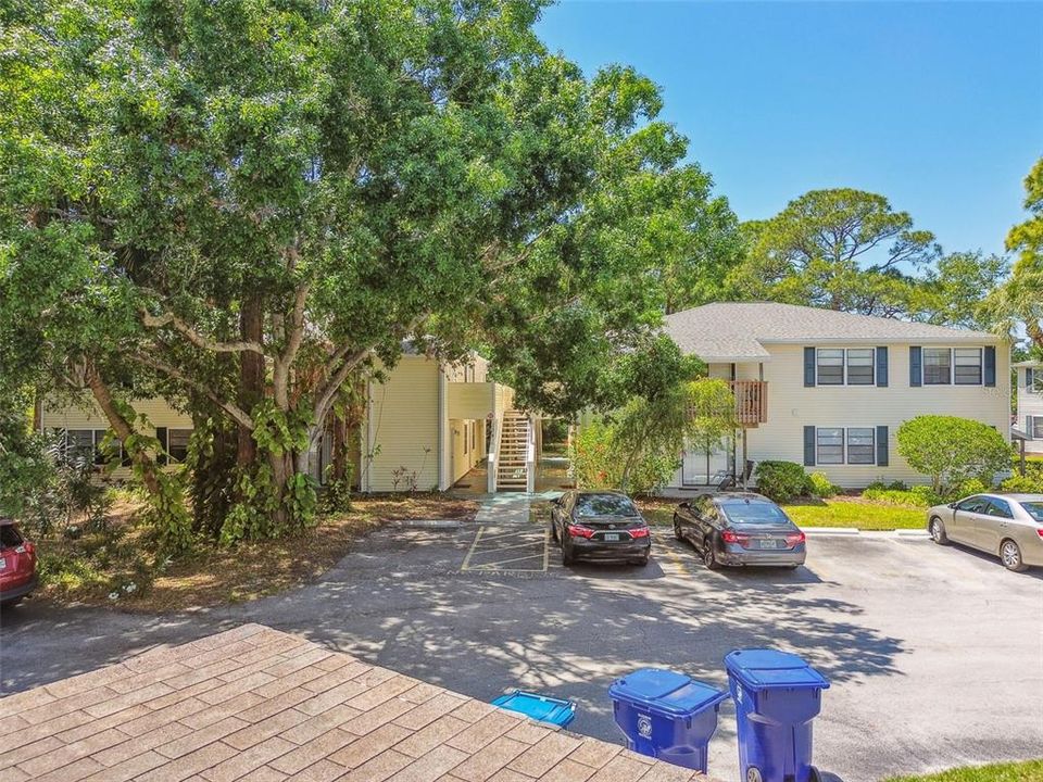 For Sale: $169,000 (2 beds, 2 baths, 915 Square Feet)