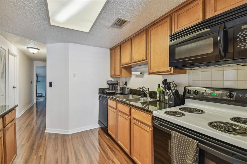 For Sale: $169,000 (2 beds, 2 baths, 915 Square Feet)