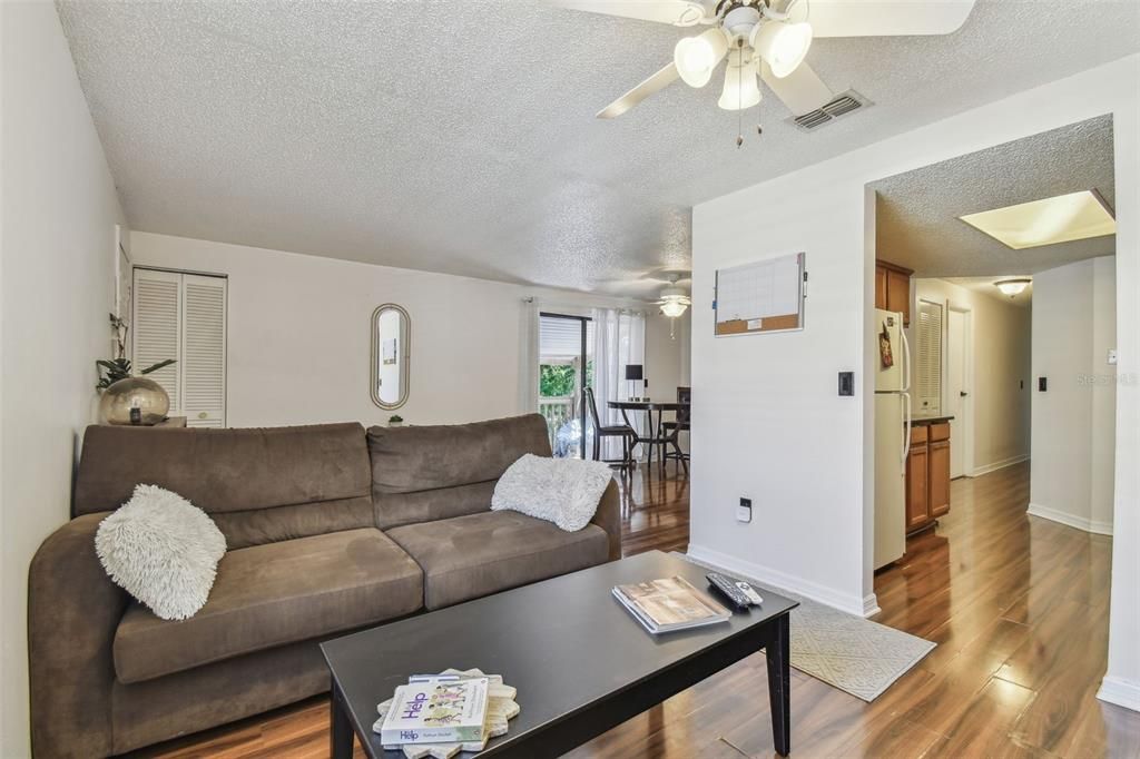 For Sale: $169,000 (2 beds, 2 baths, 915 Square Feet)