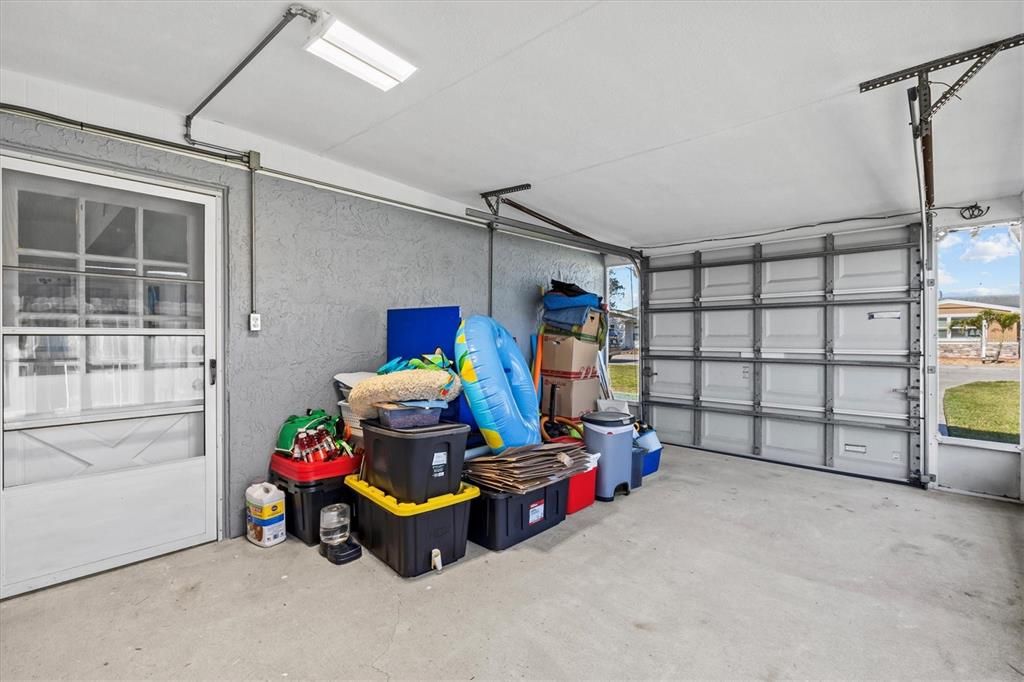 For Sale: $300,000 (2 beds, 1 baths, 1028 Square Feet)