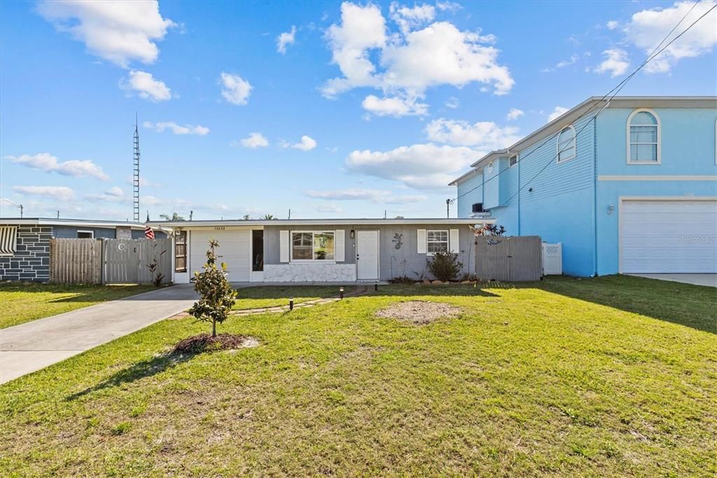 For Sale: $300,000 (2 beds, 1 baths, 1028 Square Feet)