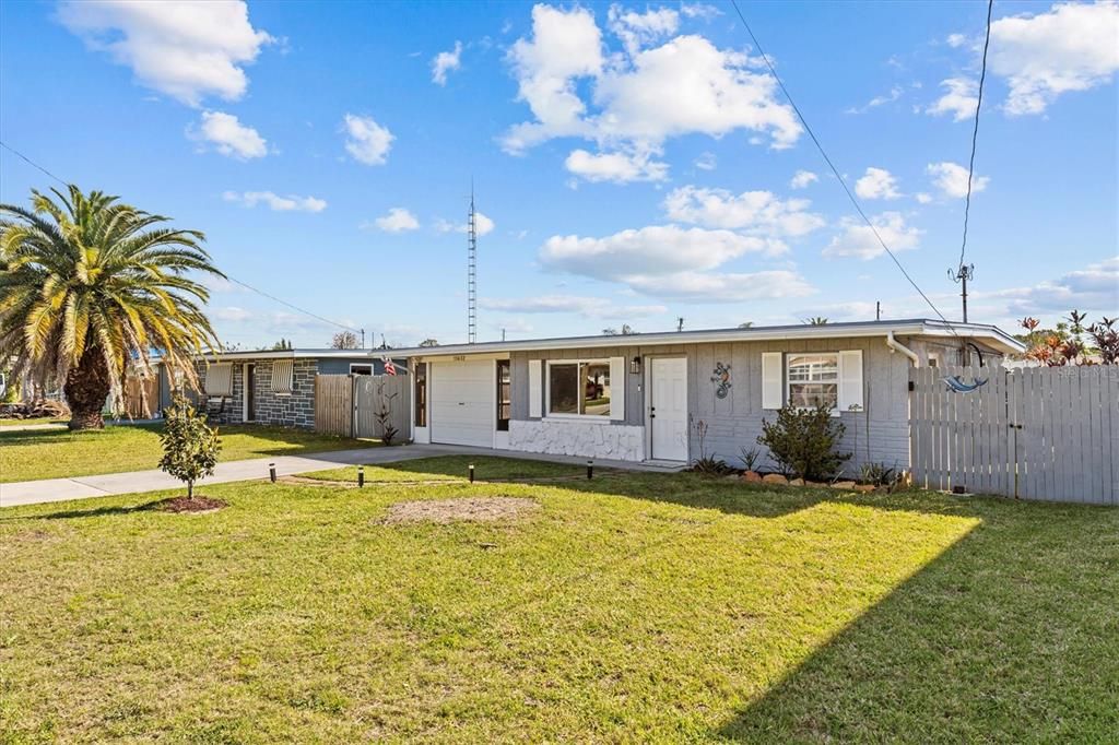 For Sale: $300,000 (2 beds, 1 baths, 1028 Square Feet)