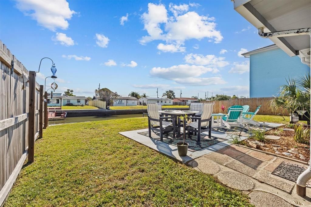 For Sale: $300,000 (2 beds, 1 baths, 1028 Square Feet)