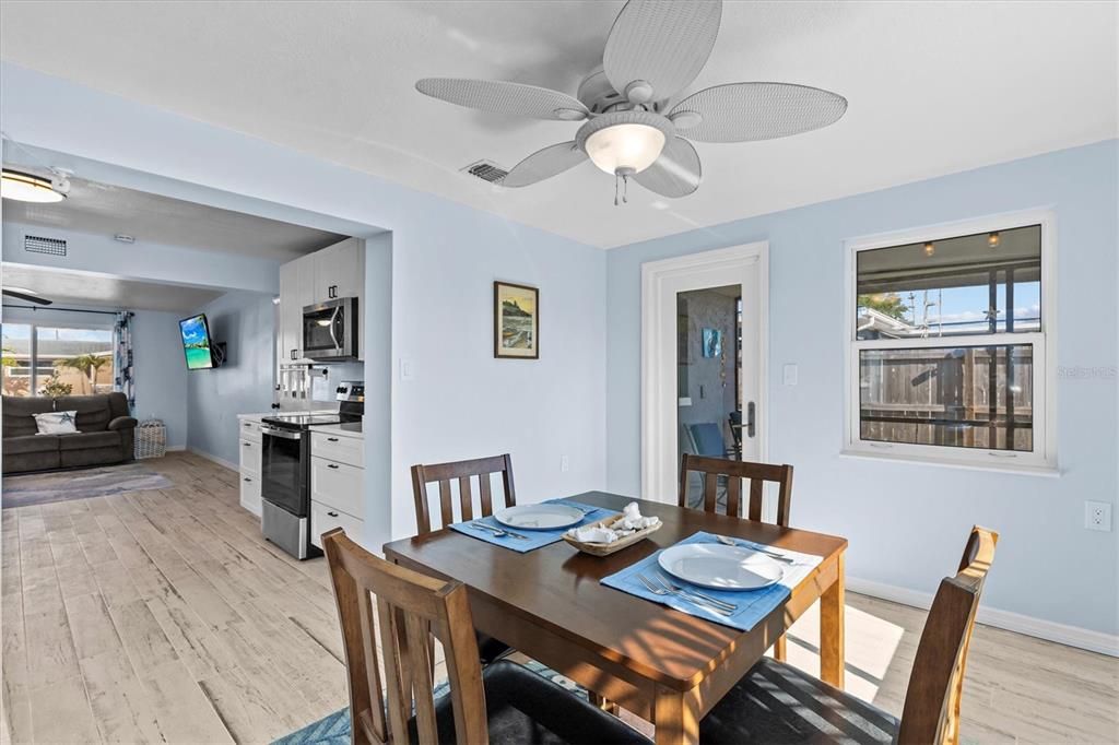 For Sale: $300,000 (2 beds, 1 baths, 1028 Square Feet)