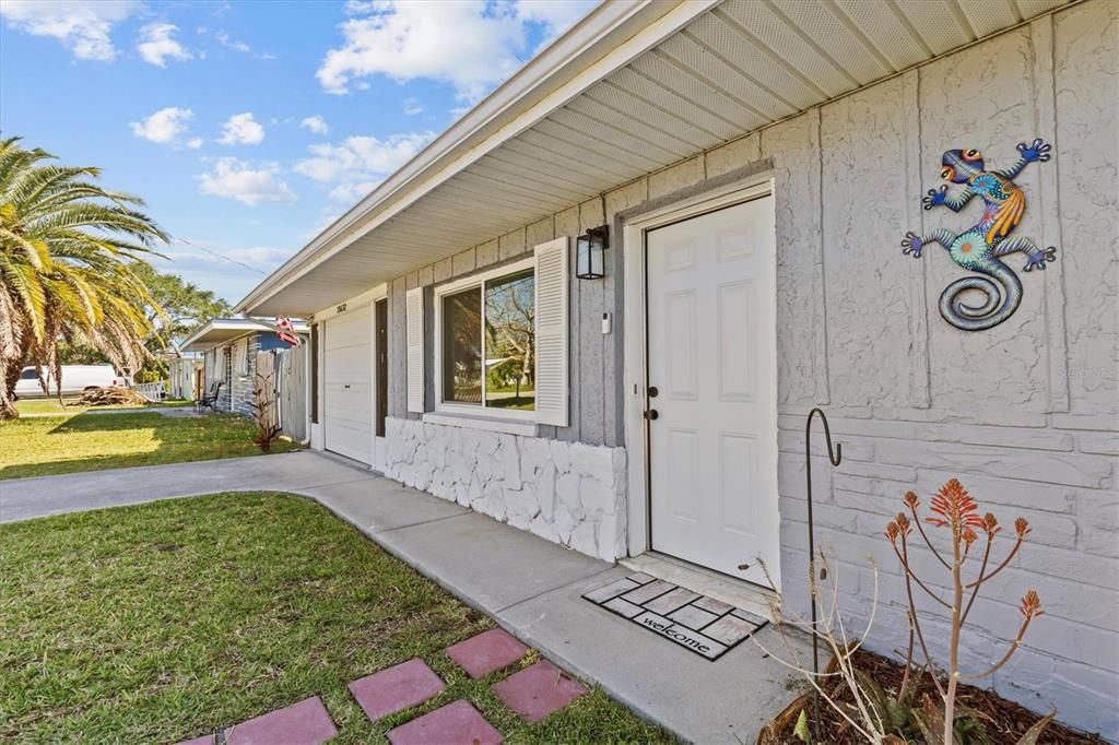 For Sale: $300,000 (2 beds, 1 baths, 1028 Square Feet)