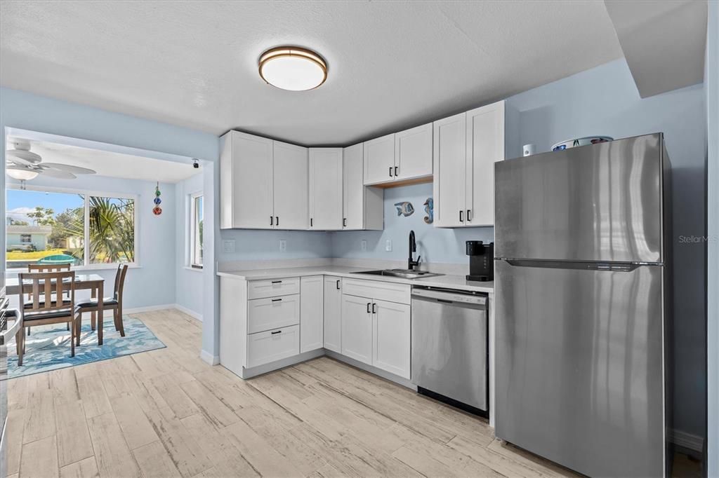 For Sale: $300,000 (2 beds, 1 baths, 1028 Square Feet)