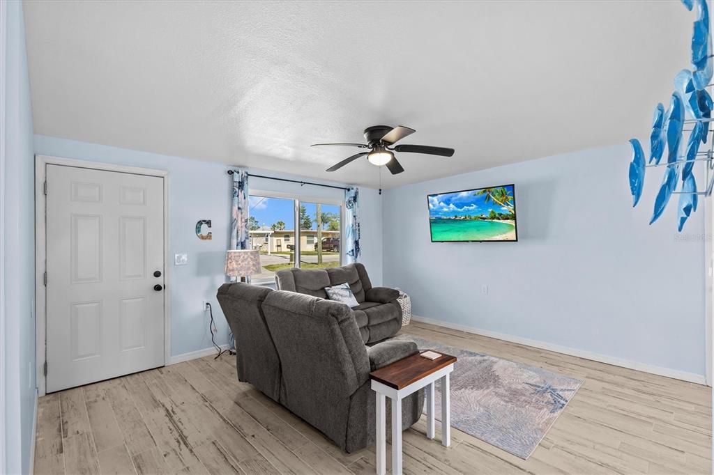 For Sale: $300,000 (2 beds, 1 baths, 1028 Square Feet)