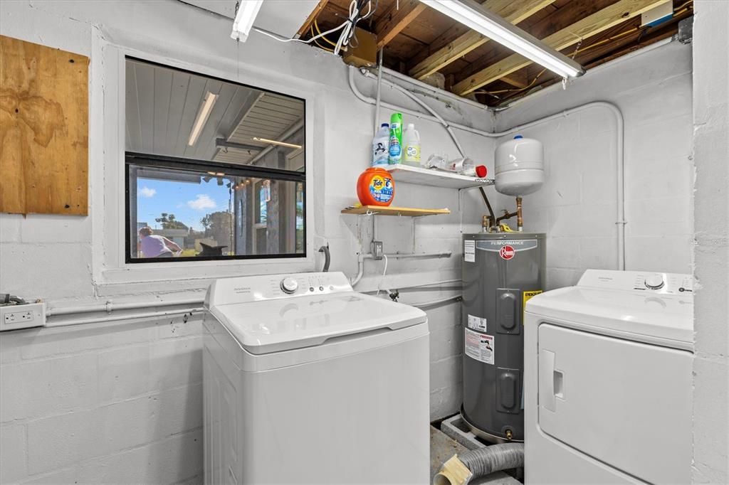 For Sale: $300,000 (2 beds, 1 baths, 1028 Square Feet)