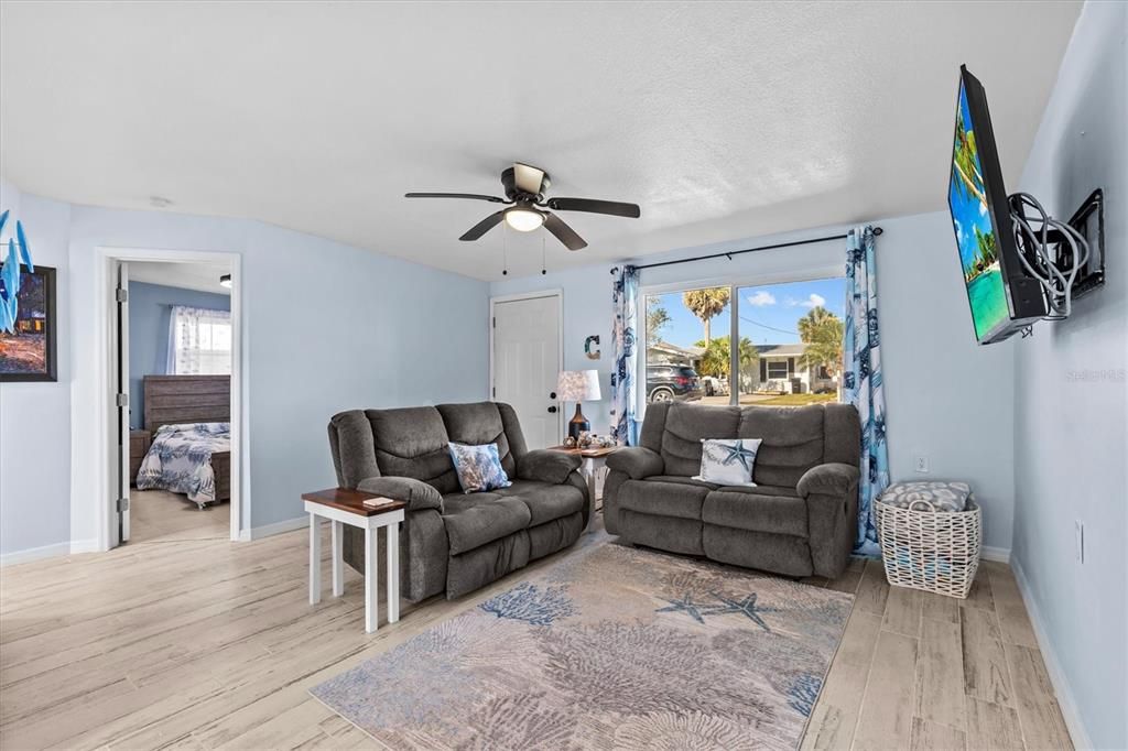 For Sale: $300,000 (2 beds, 1 baths, 1028 Square Feet)