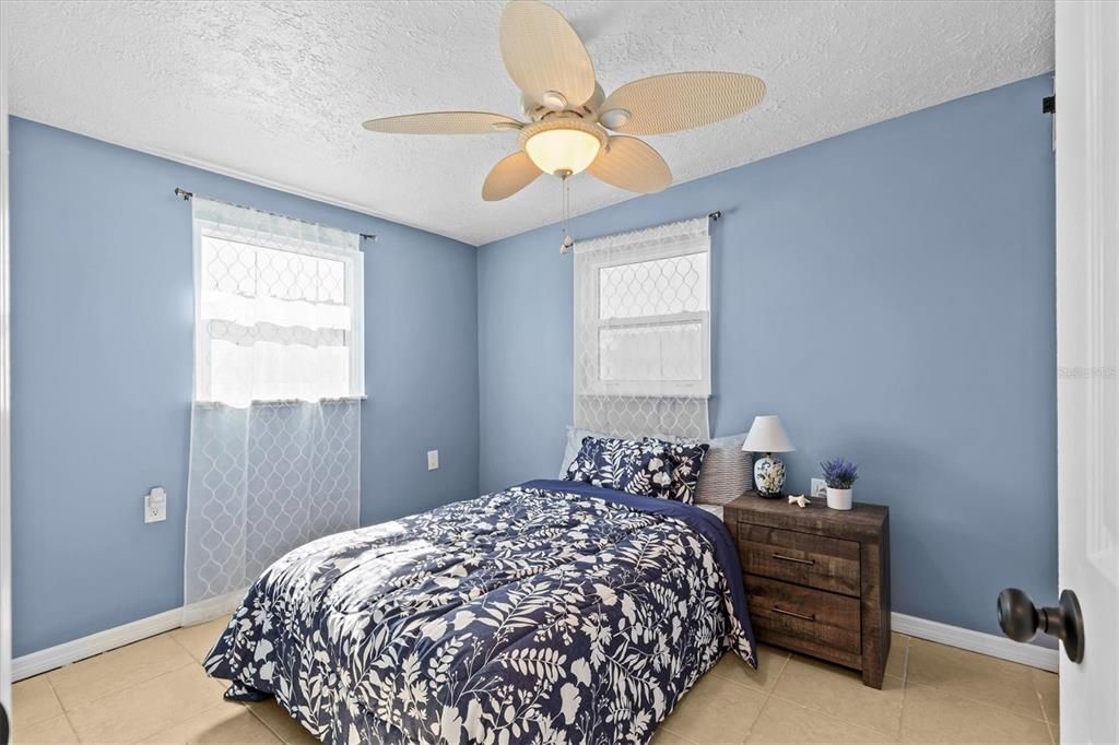 For Sale: $300,000 (2 beds, 1 baths, 1028 Square Feet)