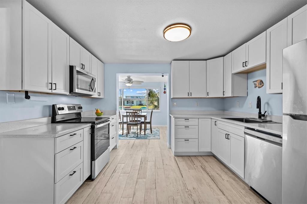 For Sale: $300,000 (2 beds, 1 baths, 1028 Square Feet)