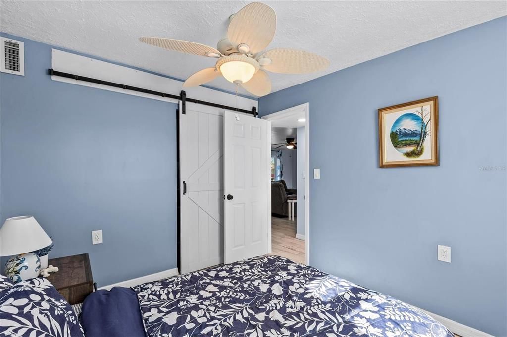 For Sale: $300,000 (2 beds, 1 baths, 1028 Square Feet)