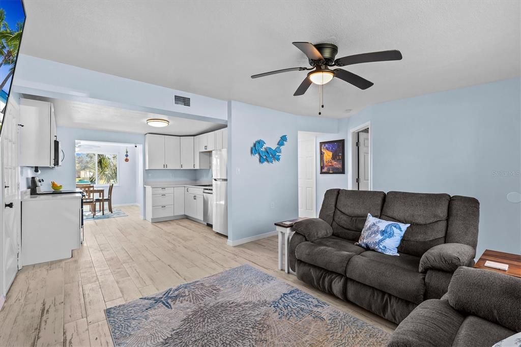 For Sale: $300,000 (2 beds, 1 baths, 1028 Square Feet)