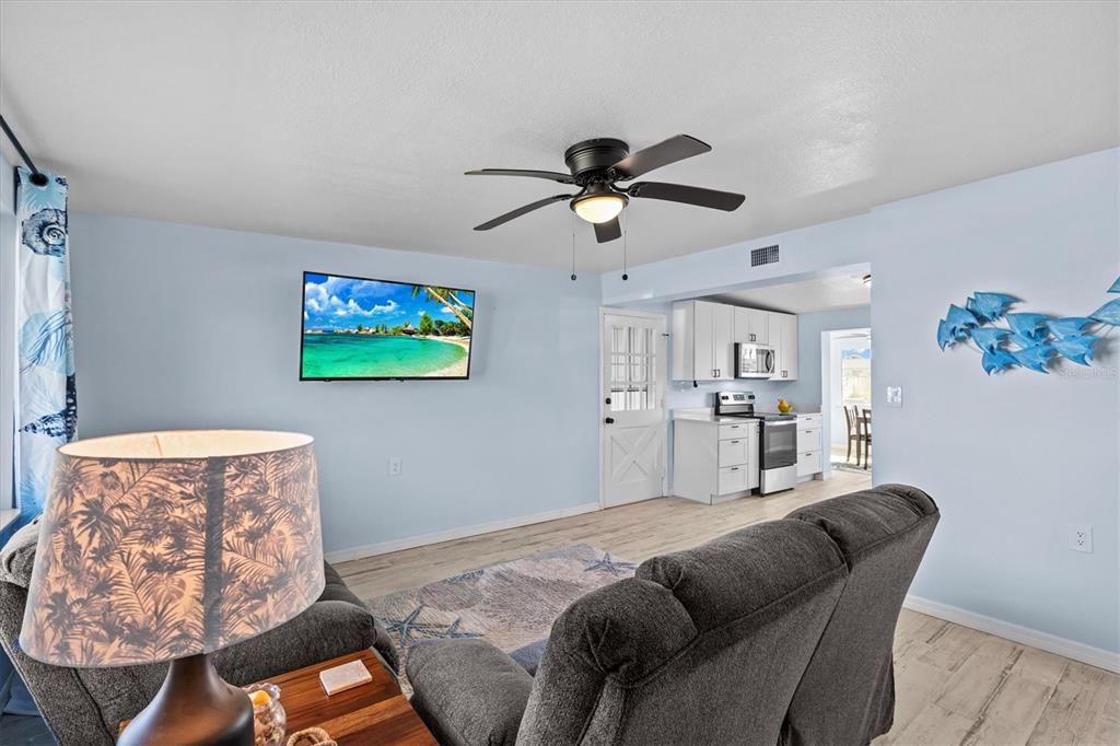 For Sale: $300,000 (2 beds, 1 baths, 1028 Square Feet)