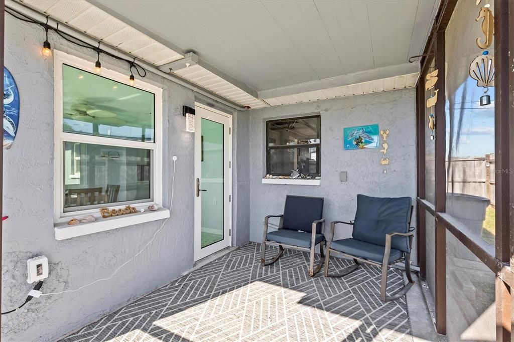 For Sale: $300,000 (2 beds, 1 baths, 1028 Square Feet)