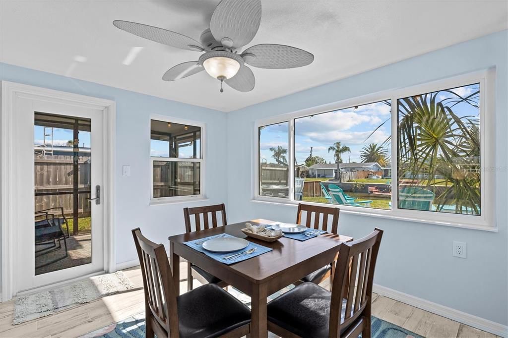 For Sale: $300,000 (2 beds, 1 baths, 1028 Square Feet)