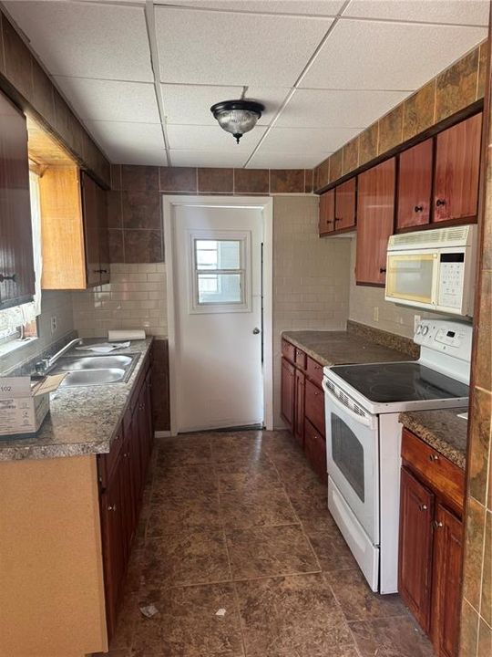 Active With Contract: $240,000 (3 beds, 2 baths, 1066 Square Feet)