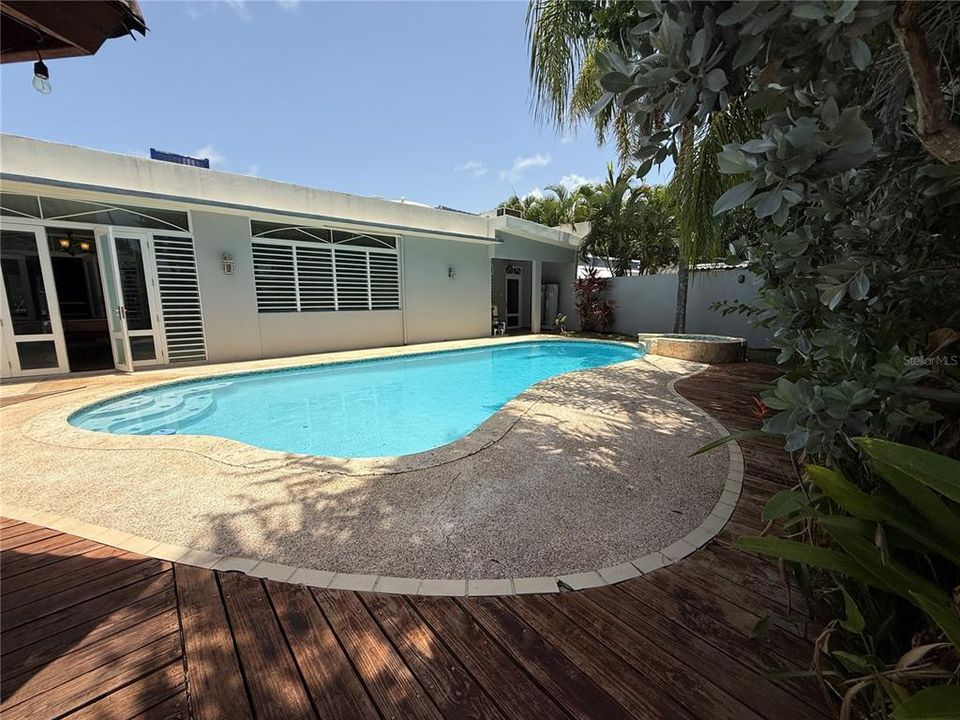 Vendido Recientemente: $995,000 (4 camas, 4 baños, 4852 Pies cuadrados)