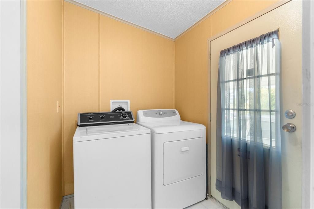 合同活跃: $130,000 (3 贝兹, 2 浴室, 1039 平方英尺)