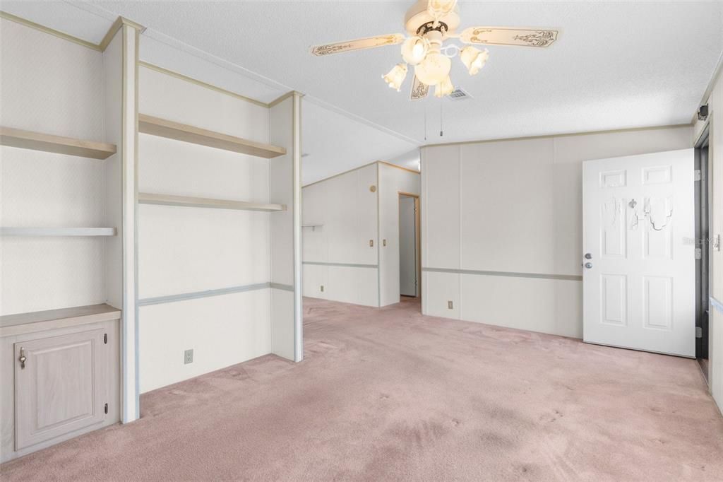 合同活跃: $130,000 (3 贝兹, 2 浴室, 1039 平方英尺)