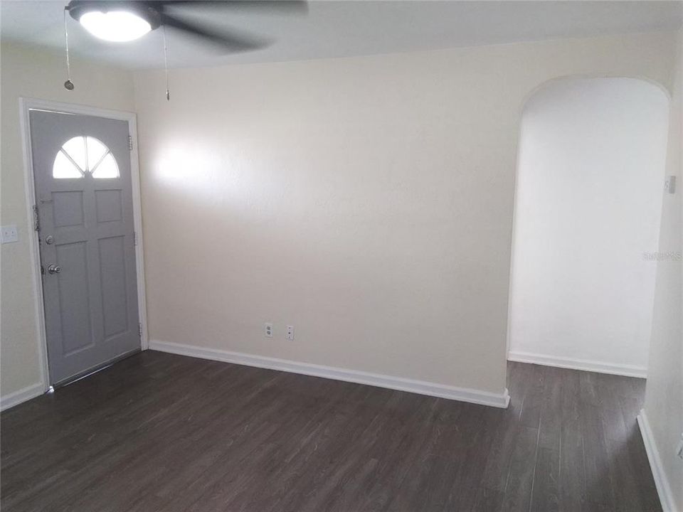 For Rent: $1,595 (2 beds, 1 baths, 824 Square Feet)