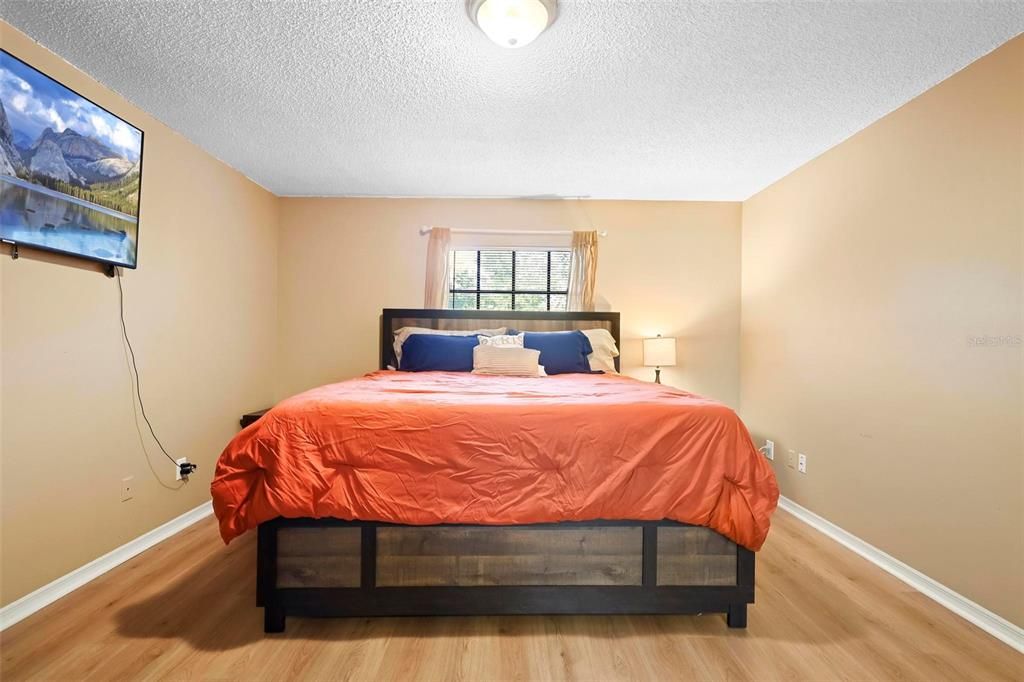 For Sale: $299,900 (3 beds, 2 baths, 1600 Square Feet)