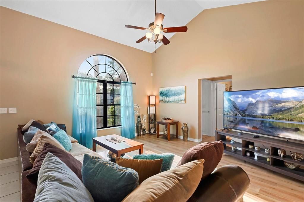 For Sale: $299,900 (3 beds, 2 baths, 1600 Square Feet)