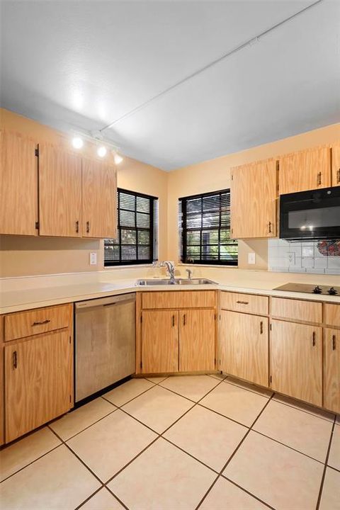 For Sale: $299,900 (3 beds, 2 baths, 1600 Square Feet)