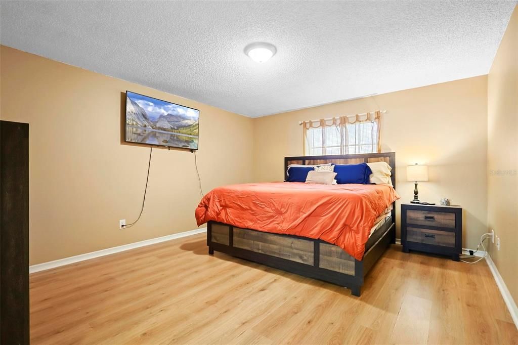 For Sale: $299,900 (3 beds, 2 baths, 1600 Square Feet)