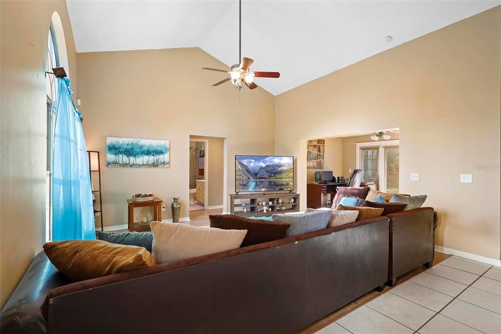 For Sale: $299,900 (3 beds, 2 baths, 1600 Square Feet)