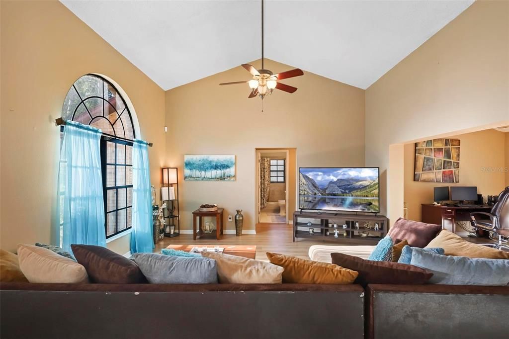 For Sale: $299,900 (3 beds, 2 baths, 1600 Square Feet)