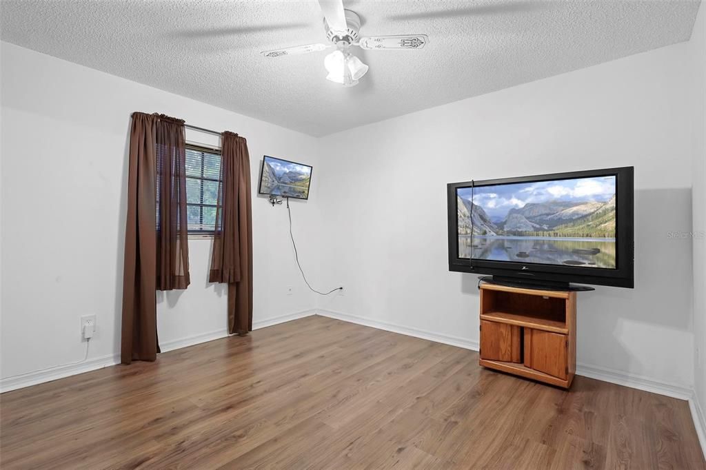 For Sale: $299,900 (3 beds, 2 baths, 1600 Square Feet)