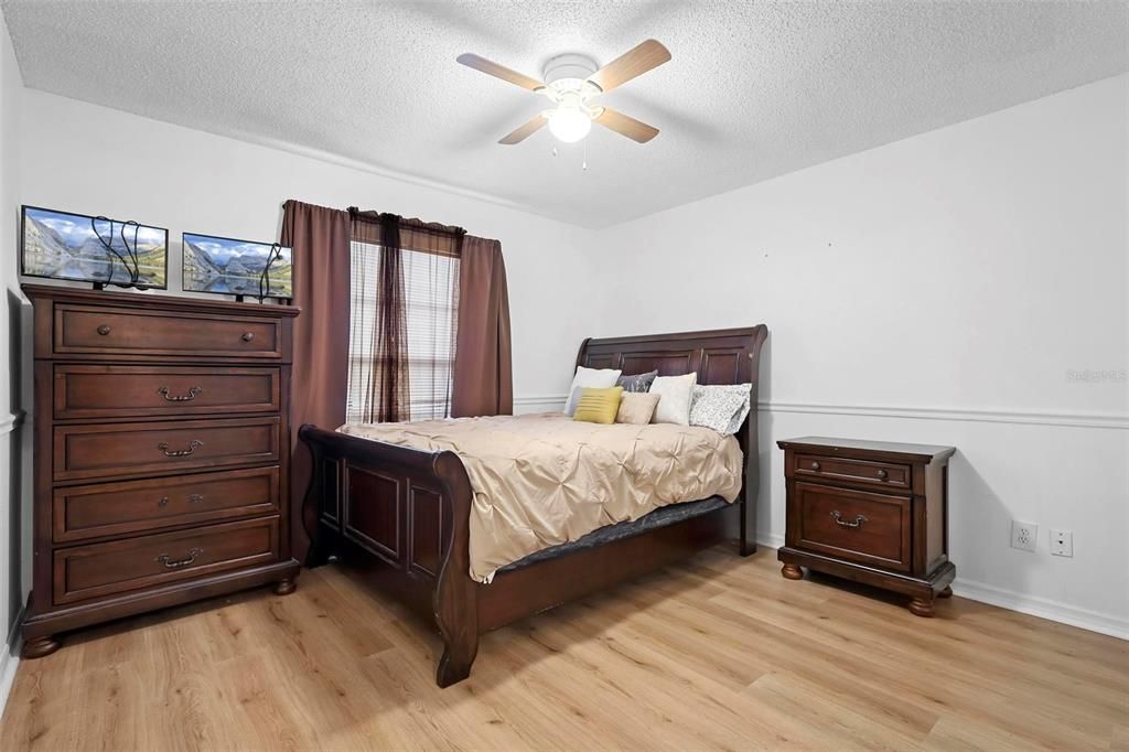 For Sale: $299,900 (3 beds, 2 baths, 1600 Square Feet)