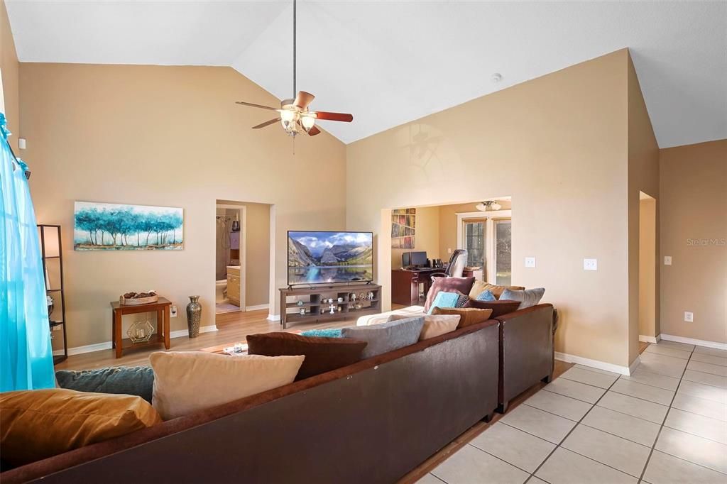 For Sale: $299,900 (3 beds, 2 baths, 1600 Square Feet)