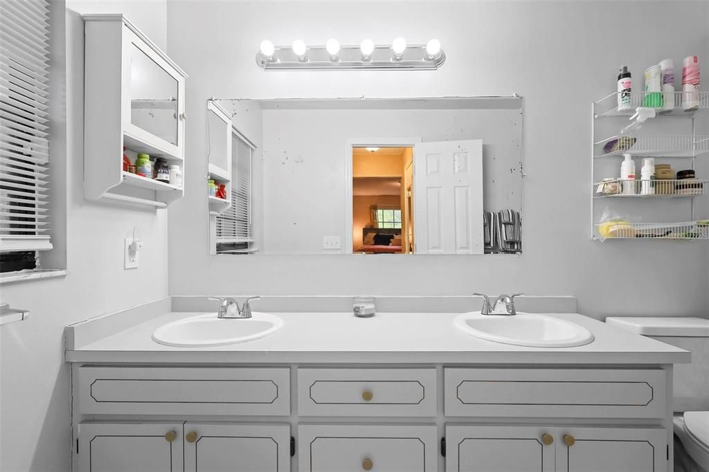 For Sale: $299,900 (3 beds, 2 baths, 1600 Square Feet)