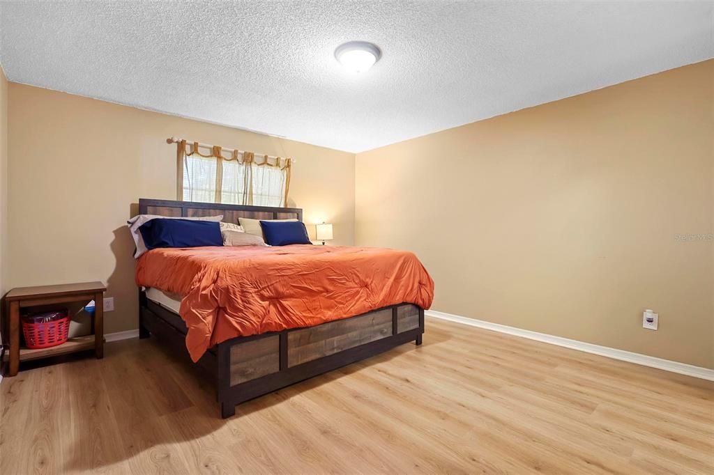 For Sale: $299,900 (3 beds, 2 baths, 1600 Square Feet)