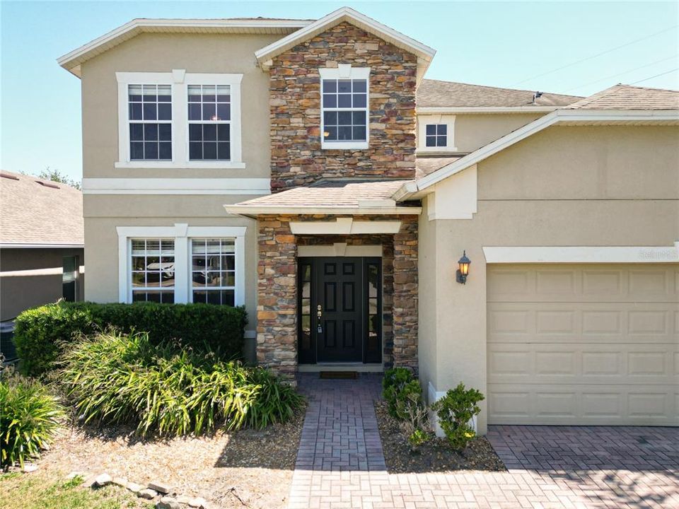 Activo con contrato: $575,000 (5 camas, 4 baños, 3207 Pies cuadrados)