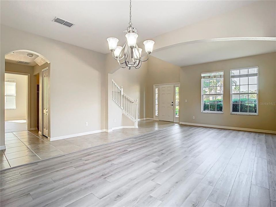 Activo con contrato: $575,000 (5 camas, 4 baños, 3207 Pies cuadrados)