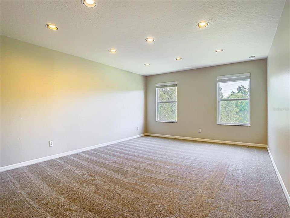 Activo con contrato: $575,000 (5 camas, 4 baños, 3207 Pies cuadrados)