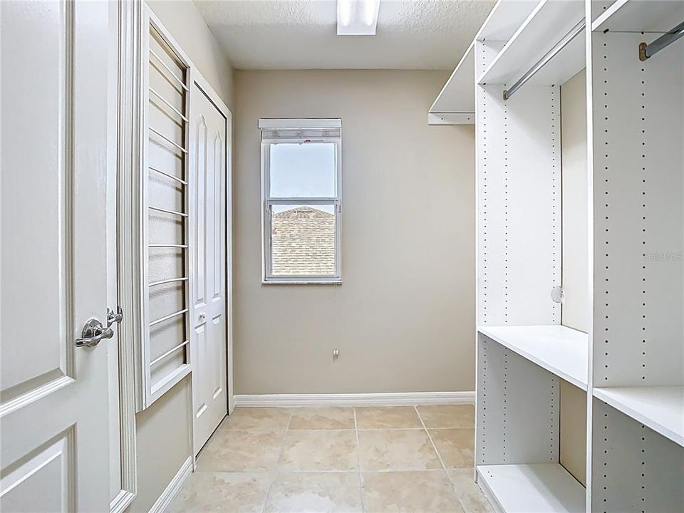 Activo con contrato: $575,000 (5 camas, 4 baños, 3207 Pies cuadrados)