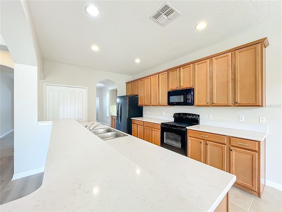 Activo con contrato: $575,000 (5 camas, 4 baños, 3207 Pies cuadrados)