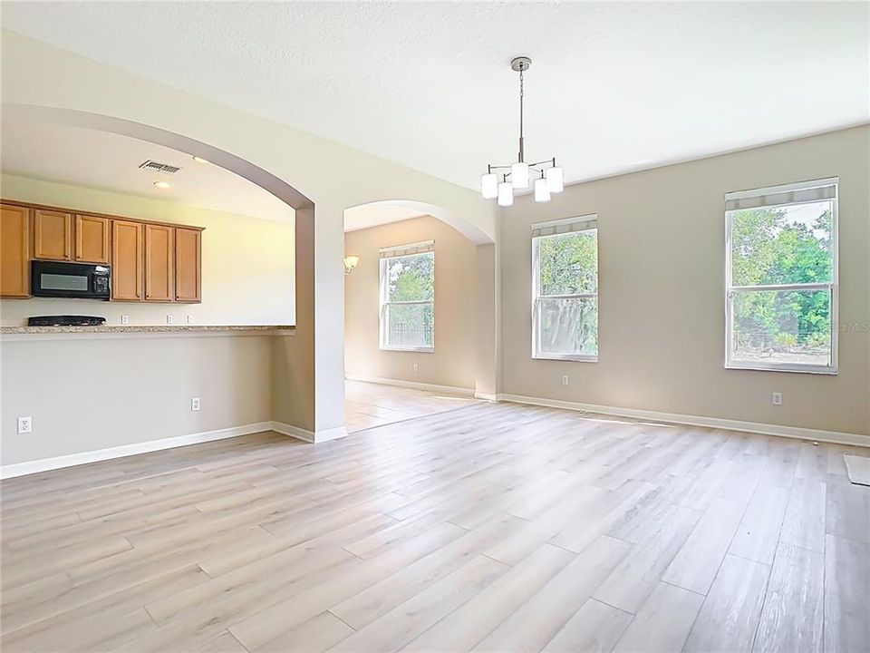 Activo con contrato: $575,000 (5 camas, 4 baños, 3207 Pies cuadrados)