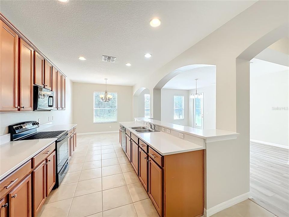 Activo con contrato: $575,000 (5 camas, 4 baños, 3207 Pies cuadrados)