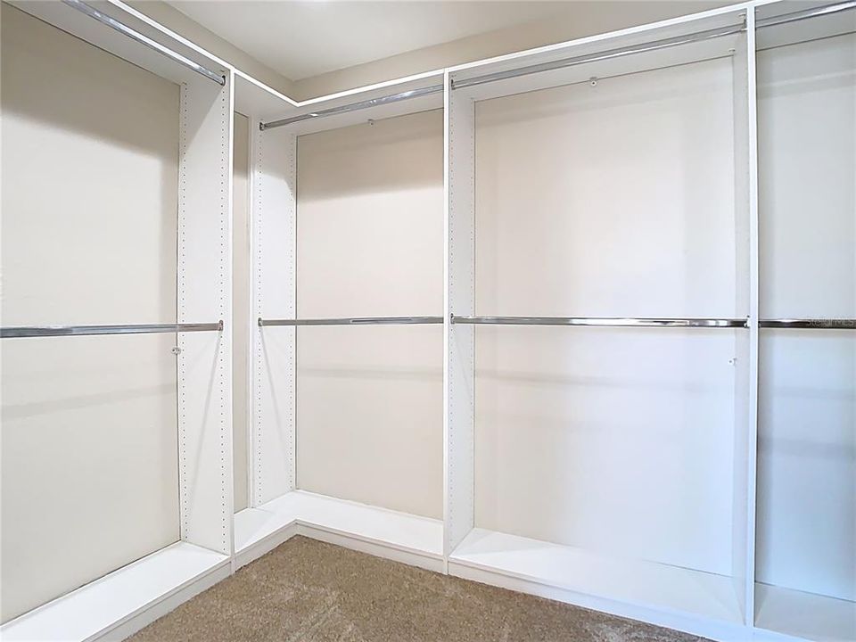 Activo con contrato: $575,000 (5 camas, 4 baños, 3207 Pies cuadrados)