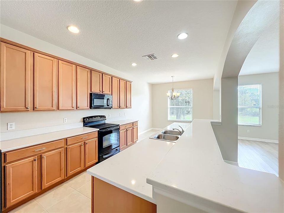 Activo con contrato: $575,000 (5 camas, 4 baños, 3207 Pies cuadrados)