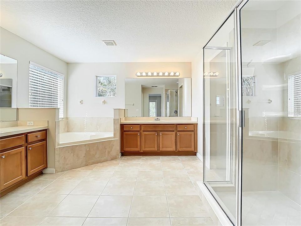 Activo con contrato: $575,000 (5 camas, 4 baños, 3207 Pies cuadrados)