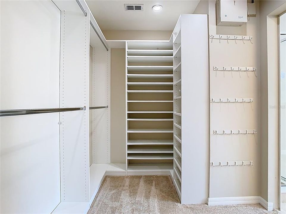 Activo con contrato: $575,000 (5 camas, 4 baños, 3207 Pies cuadrados)