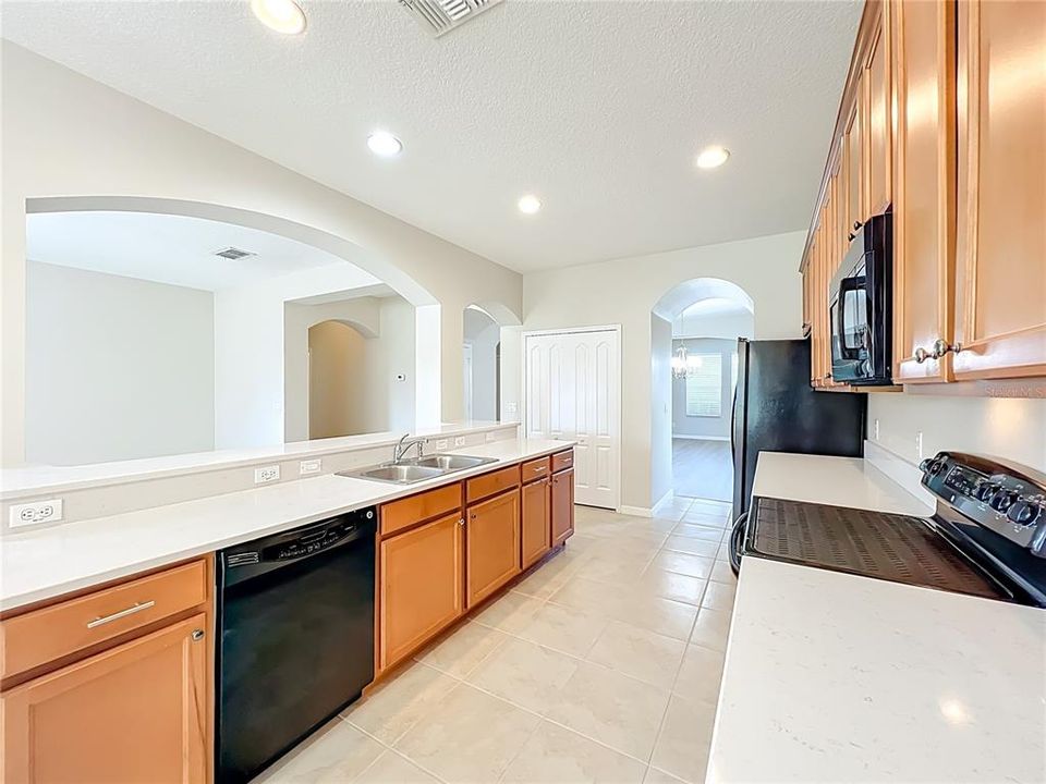 Activo con contrato: $575,000 (5 camas, 4 baños, 3207 Pies cuadrados)