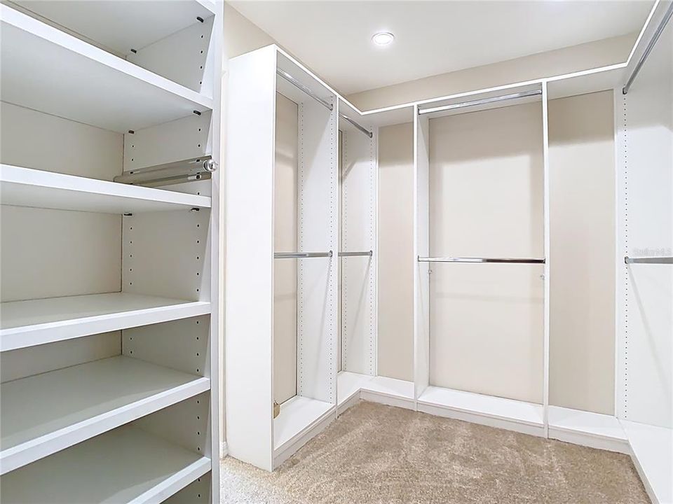 Activo con contrato: $575,000 (5 camas, 4 baños, 3207 Pies cuadrados)